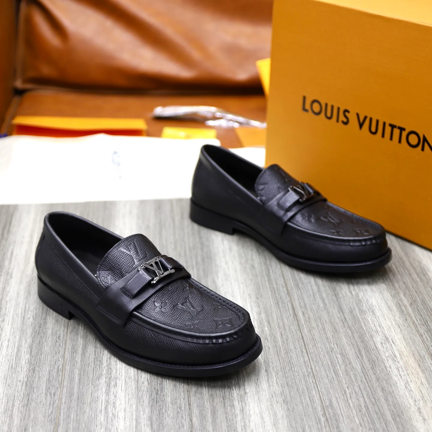 Men's Men's Shoes💰💰920LV Louis Vuitton Slip-on Loafers, top quality products from Guangzhou, ready for sale! This LV Glove loafer is made of selected soft cowhide, with a slightly wrinkled leather surface and a very high-end texture. Each pair is unique. The leather surface is light and soft, with a fine texture and good luster. It is a classic loafer style, with exquisite handmade mark stitching on the toe, and a square toe configuration to highlight the classic style. The horizontal band has hot-printed LV three-dimensional letters, semi-solid handcrafts and a genuine leather outsole, and a rubber patch on the heel to create wear-resistant performance and comfort. One of the must-have loafers for men! Comes with full original packaging! Code number: 38-39-40-41-42-43-44 (38, 45, 46 customized) standard leather shoe code